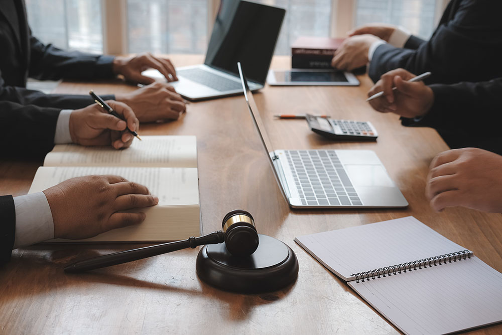lawyer give advice to business people