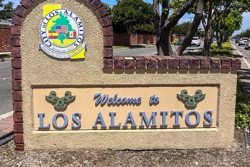 los alamitos city border sign