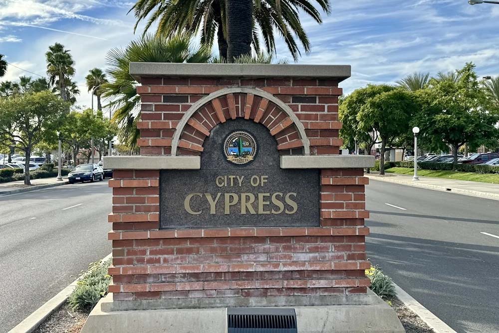 cypress and los alamitos border signage